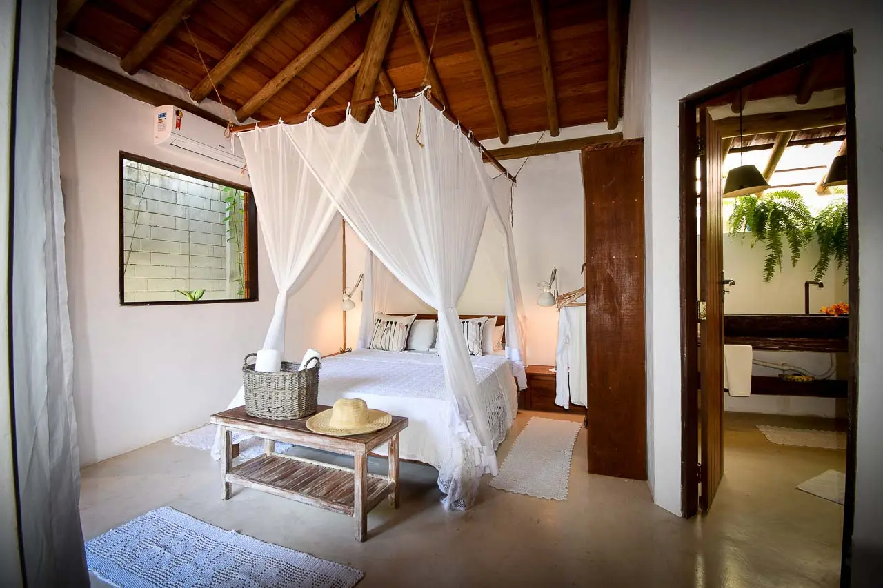 Suíte Baiana com cama queen e cortinado