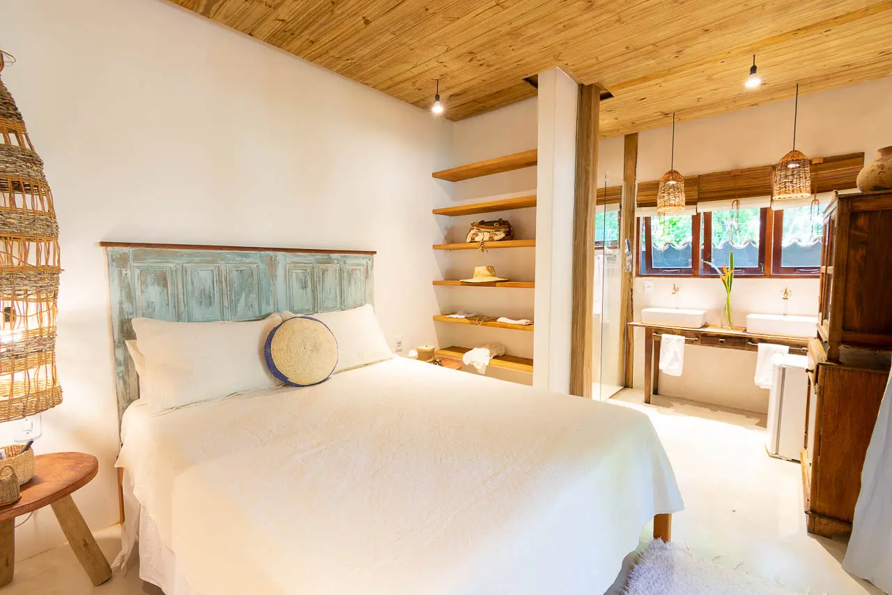 Suíte Chalé com cama queen e paredes claras
