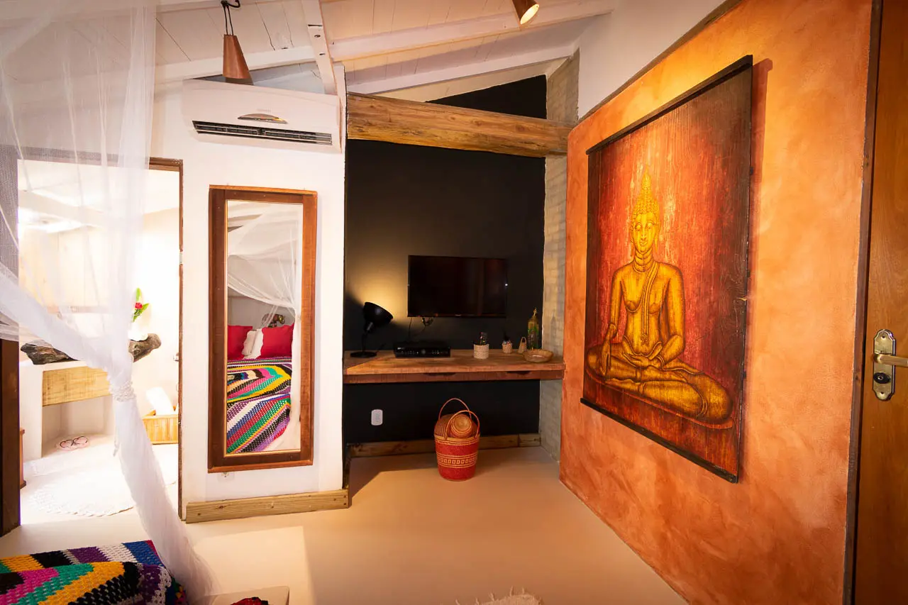Buda de madeira e decoração da Suíte Hippie Chic