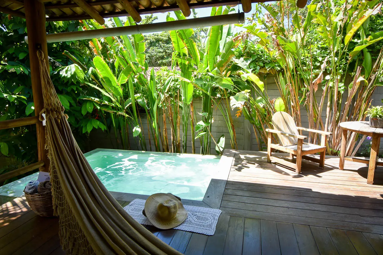 Rede e piscina com hidromassagem no deck da casa